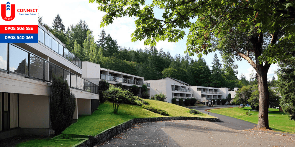 Trung học St. John's Academy, bang British Colombia, Canada